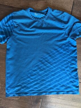 YXL Under Armour Short-Sleeve Performance -Loose fit